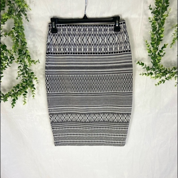 𝅺FOREVER 21 Print Skirt L - Picture 2 of 2